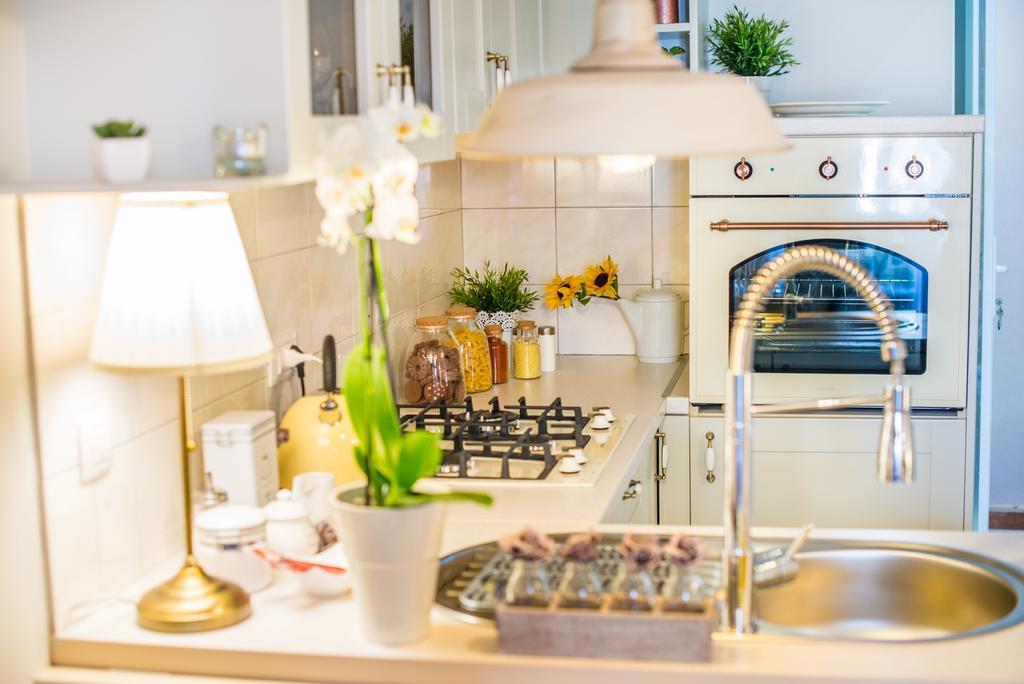 Studio Yellow Flower Ровинь Экстерьер фото