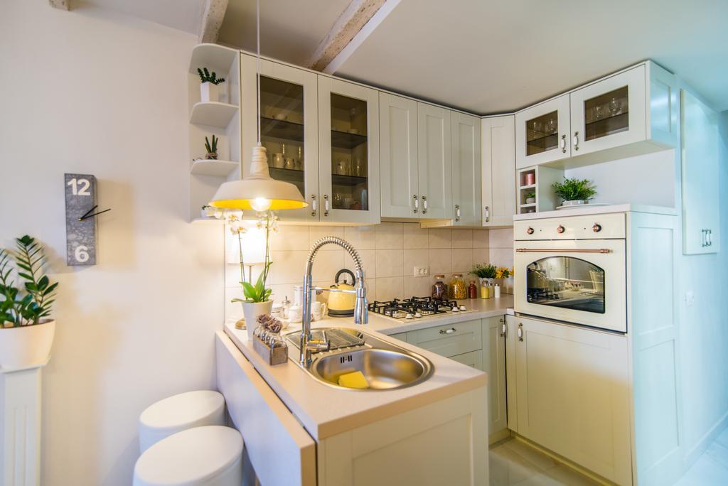 Studio Yellow Flower Ровинь Экстерьер фото