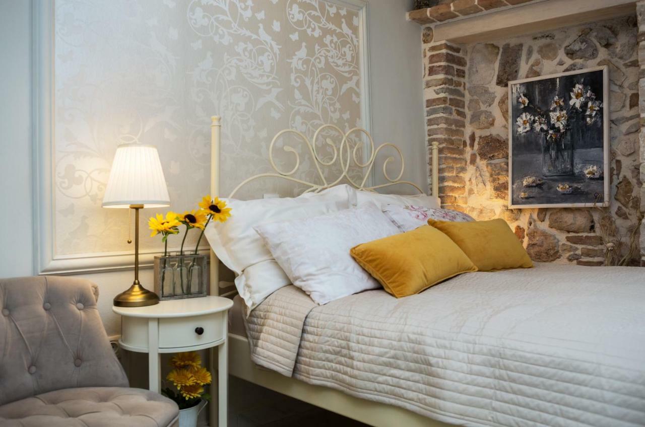 Studio Yellow Flower Ровинь Экстерьер фото