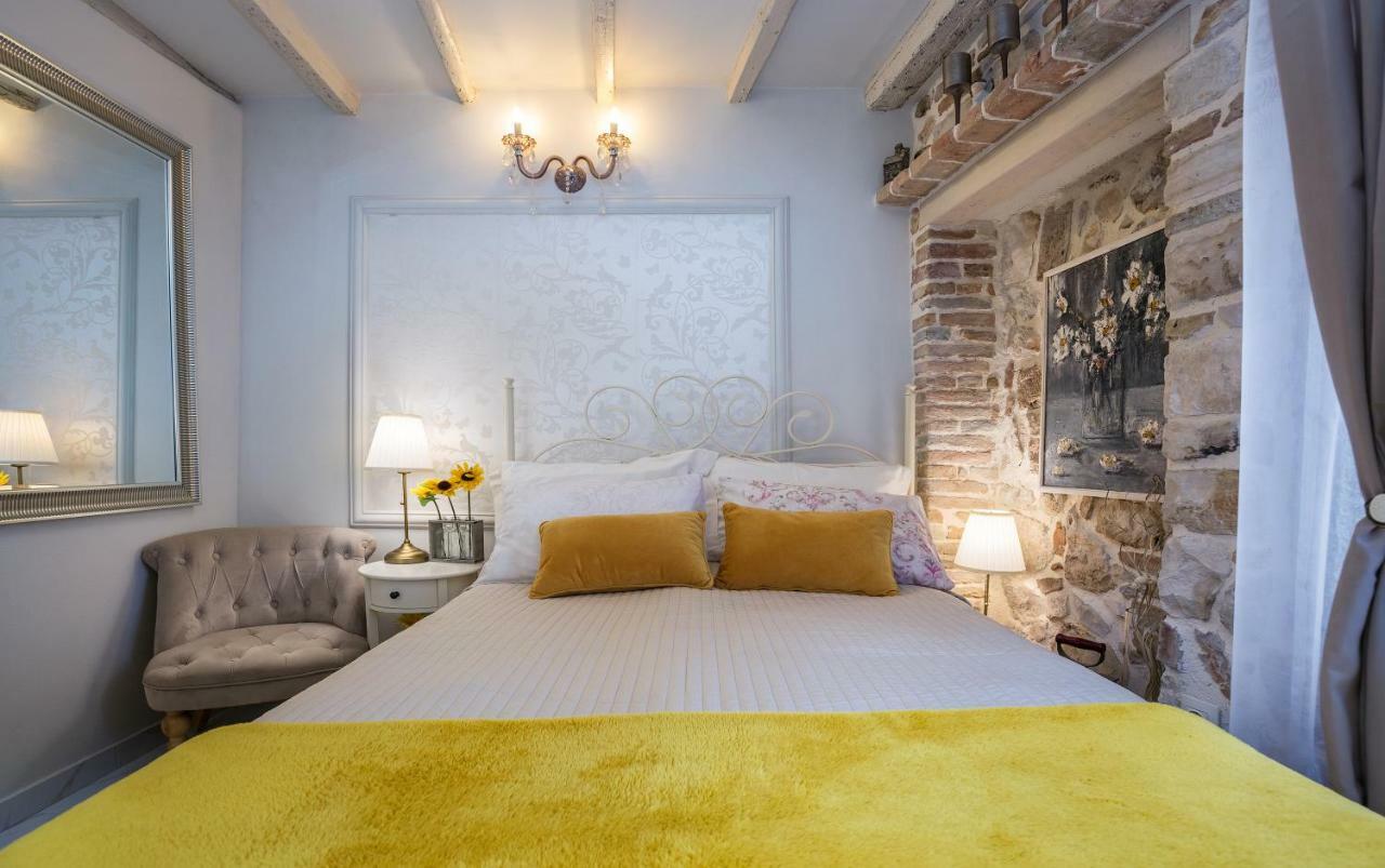 Studio Yellow Flower Ровинь Экстерьер фото