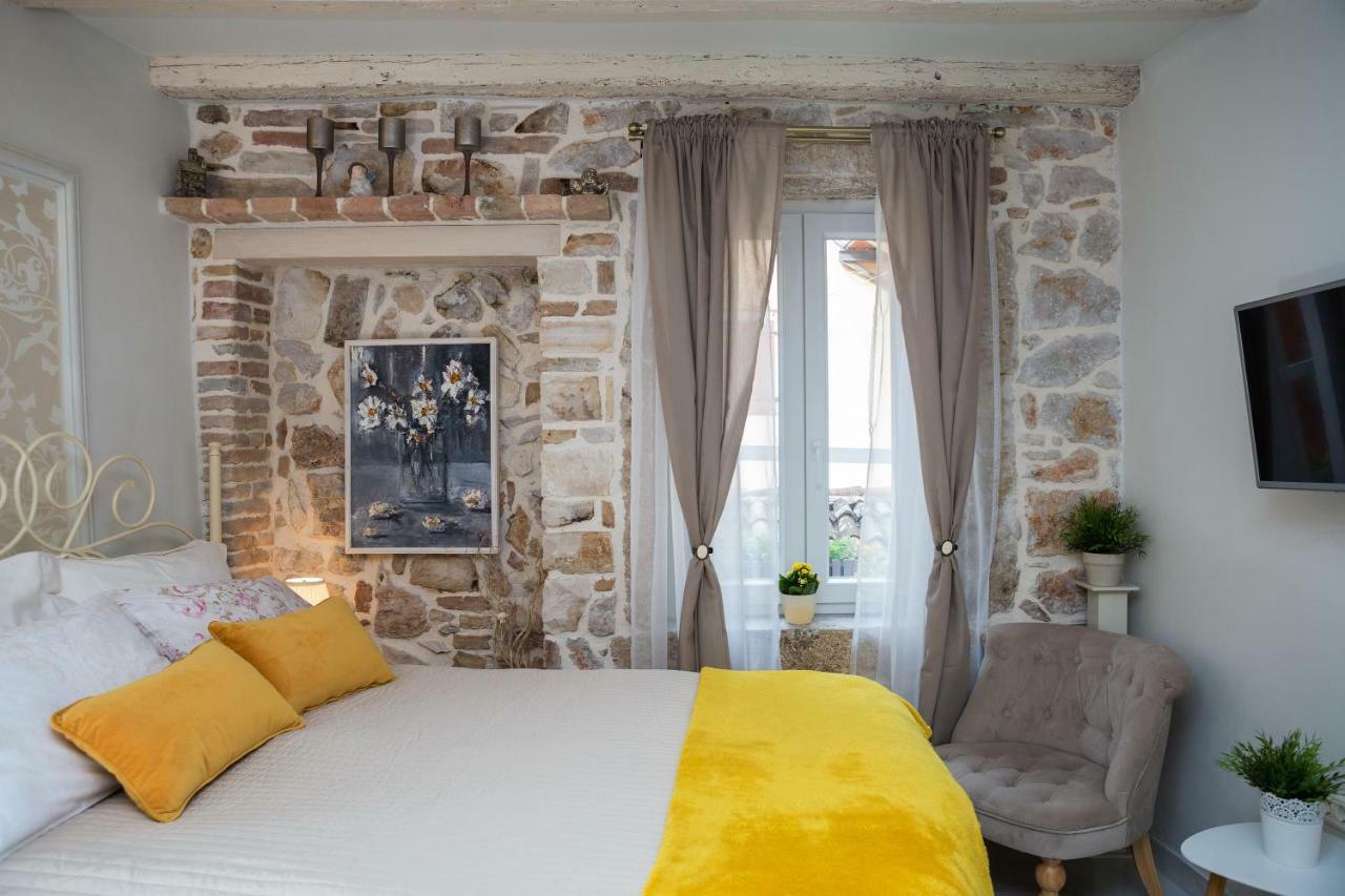 Studio Yellow Flower Ровинь Экстерьер фото