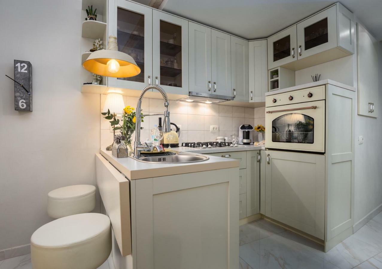 Studio Yellow Flower Ровинь Экстерьер фото