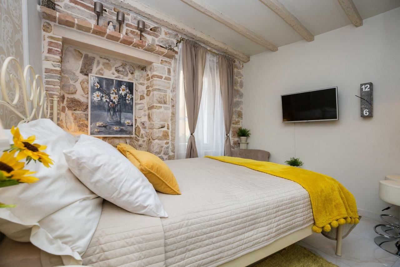 Studio Yellow Flower Ровинь Экстерьер фото