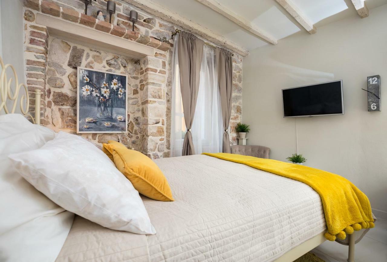 Studio Yellow Flower Ровинь Экстерьер фото