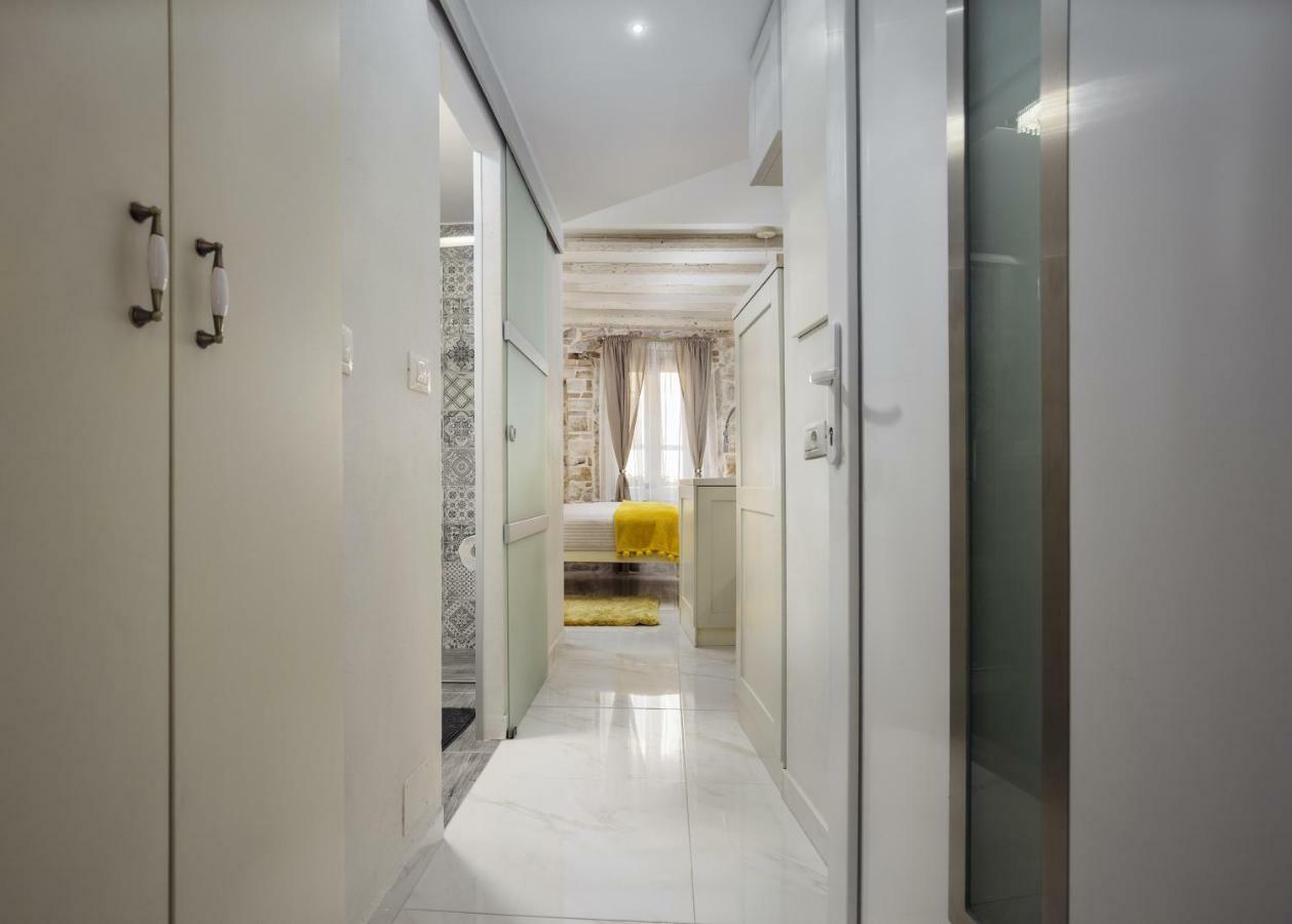 Studio Yellow Flower Ровинь Экстерьер фото